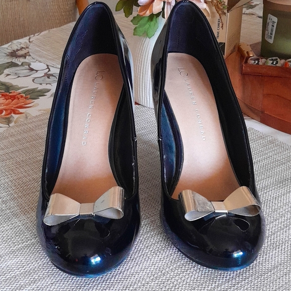 LC Black Shiny Pumps with Gold Bow 9M - Picture 2 of 6